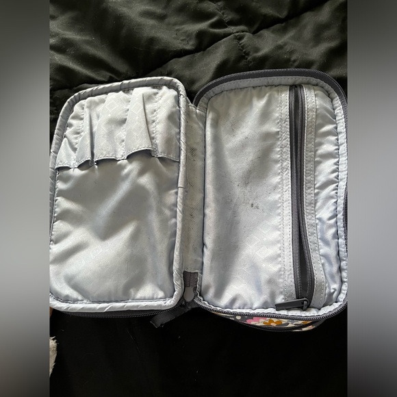 Blush and Brush Case - Charmont Meadow - Picture 4 of 4